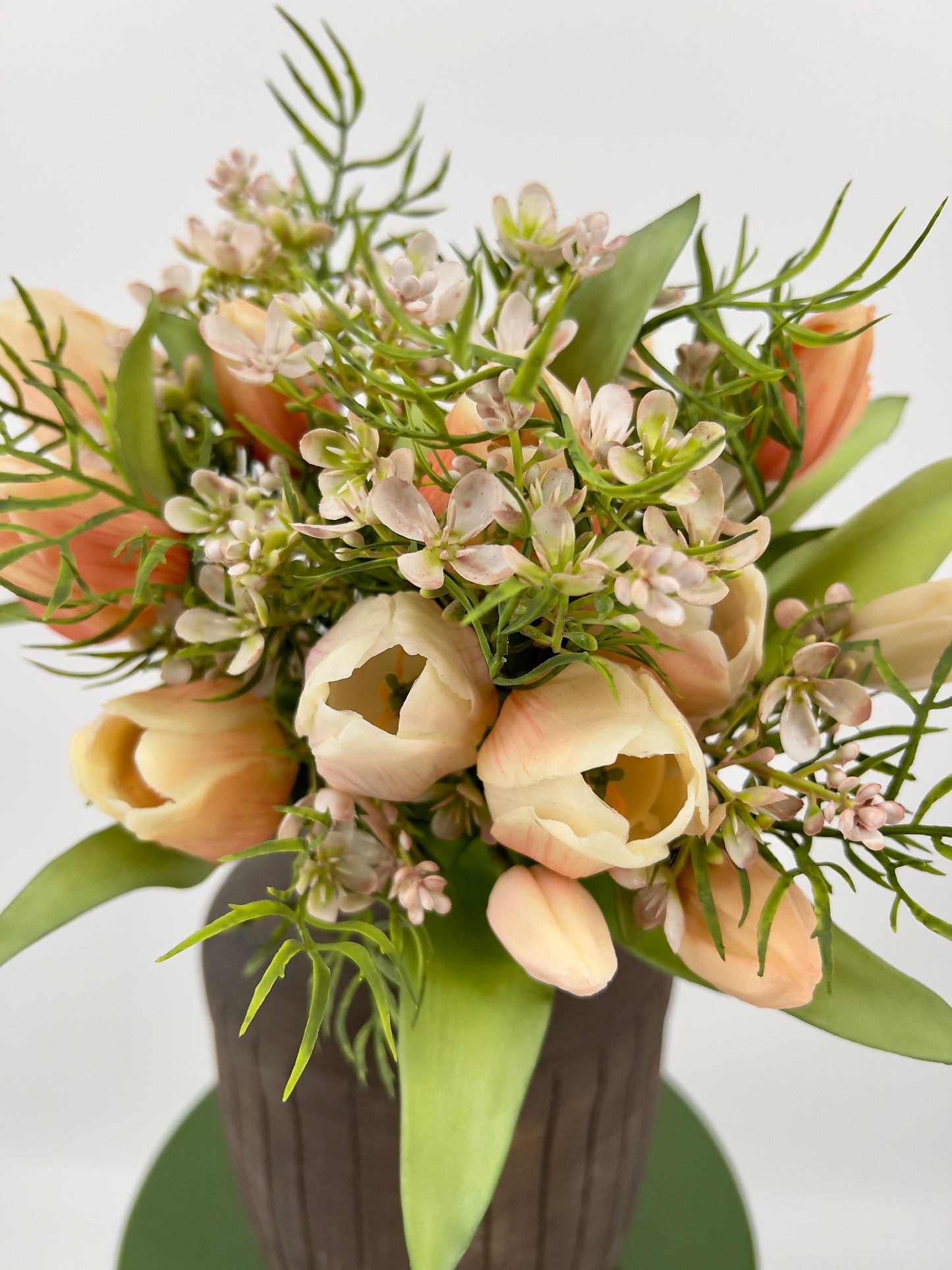 Boeket kunsttulpen 14 stelen in orange/peach met licht roze brem, 35cm