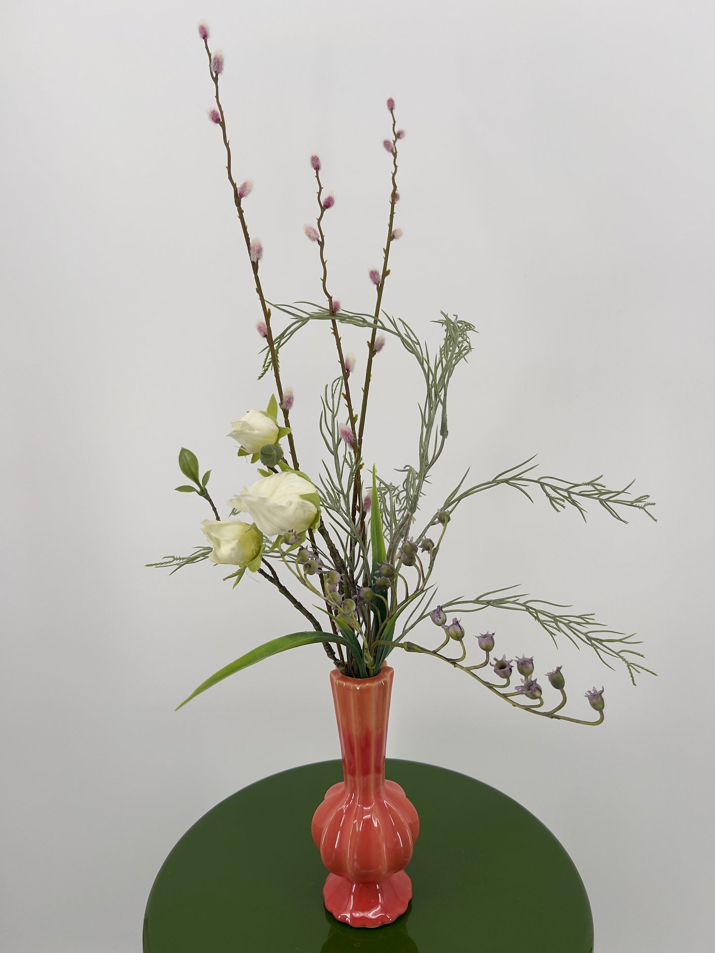 PLUME vase 2 tone gevuld met bloemen, katjes (Silk-ka) en gras, 38cm