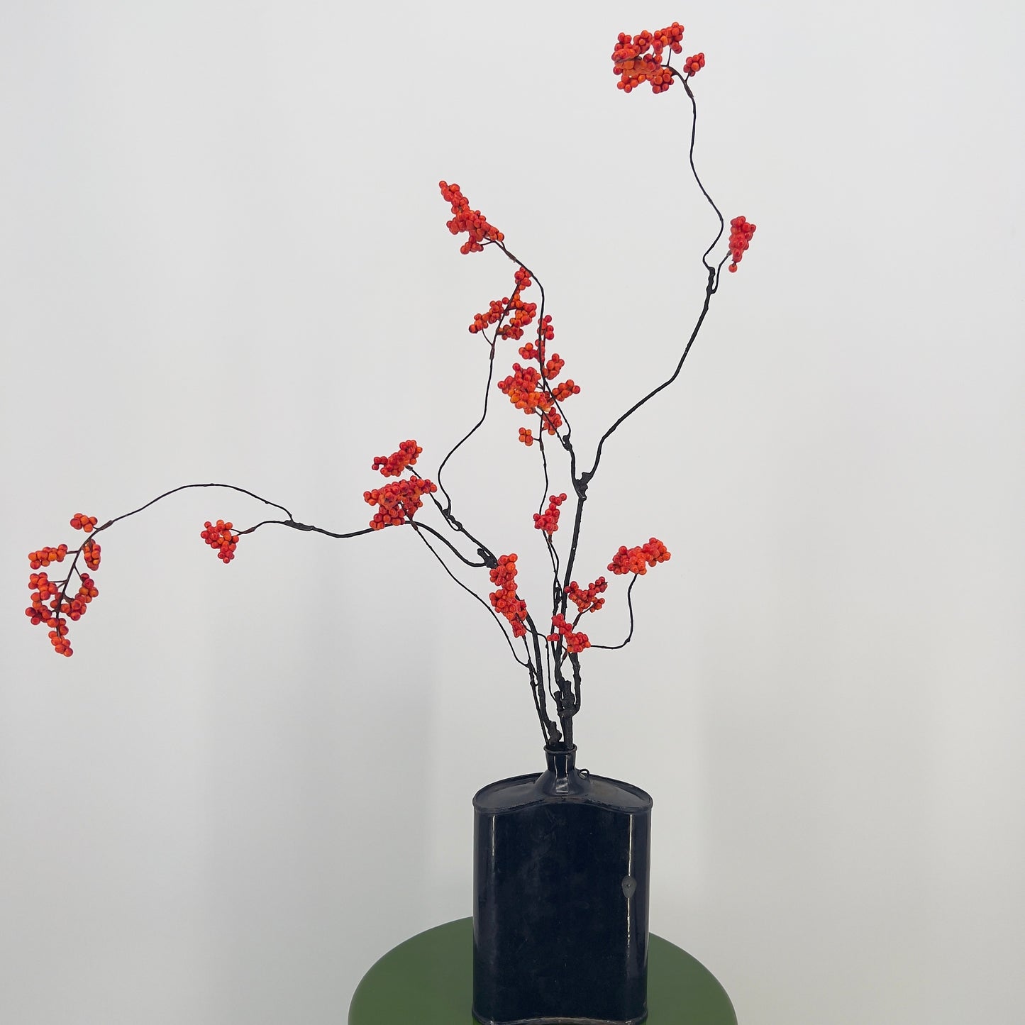 Heupfles van Raw Materials A'dam met kunst bloesem/bessentak(ken), 40/70cm