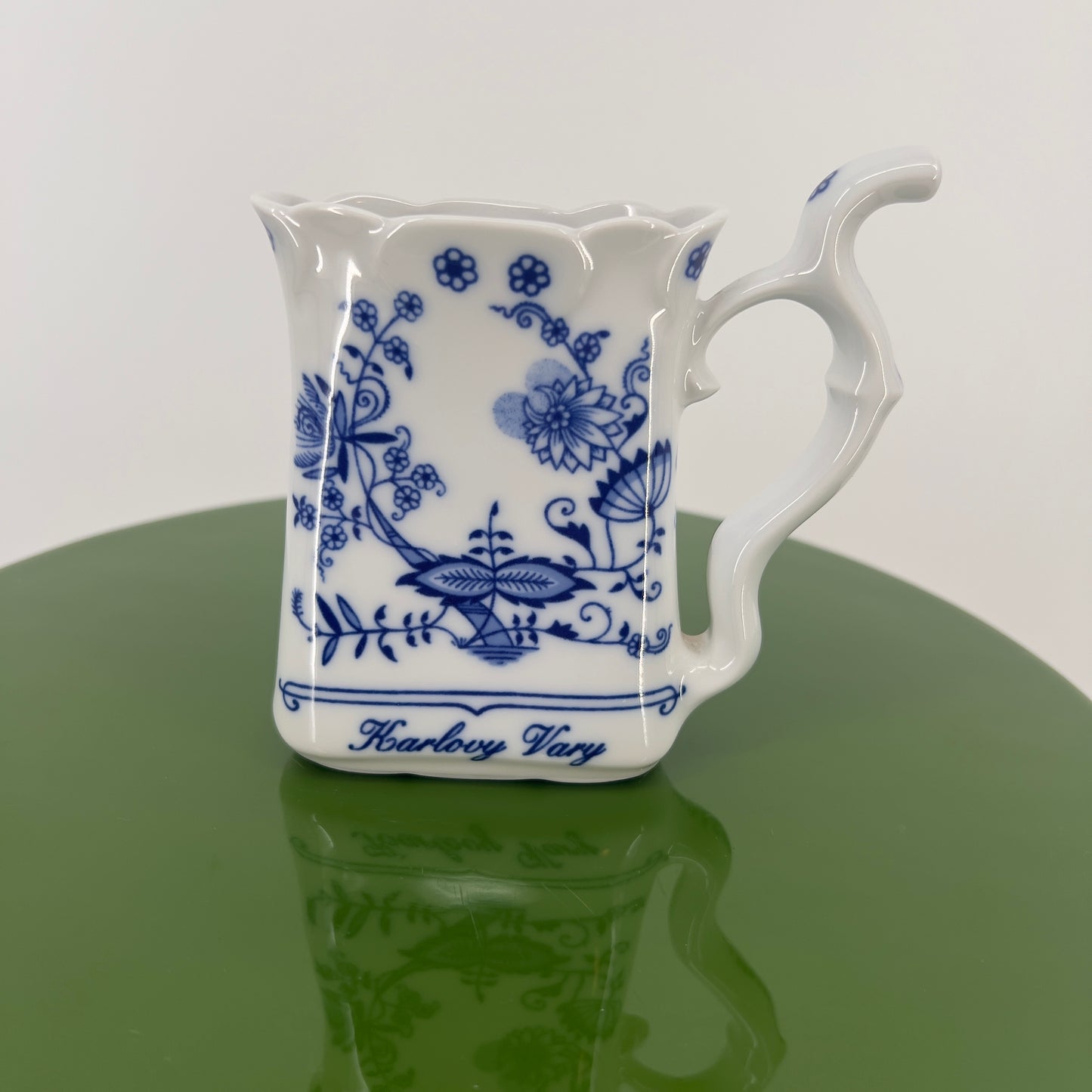 Exclusief vintage Zwiebelmuster porselein gietertje met ranonkeltjes, 18cm