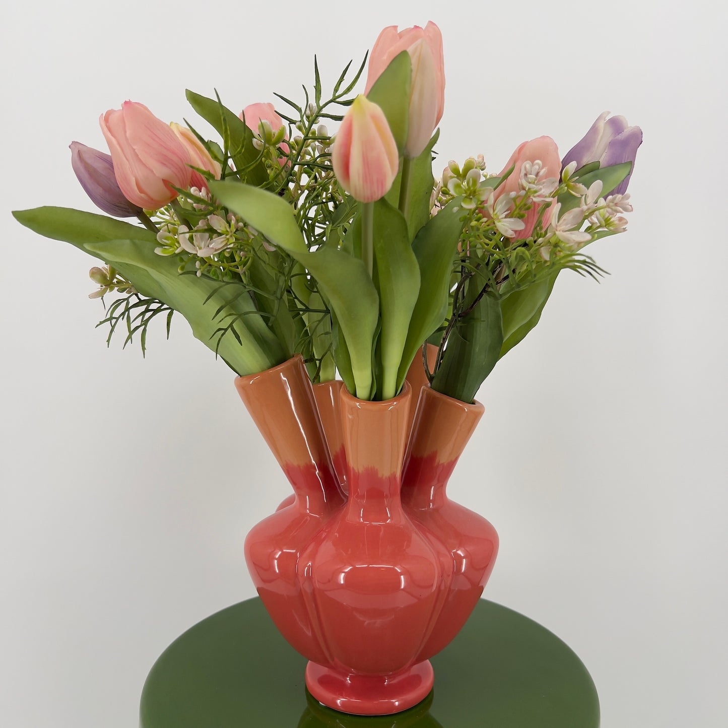 Betoverende PLUME vase Talia met kunsttulpen en brem, 40cm