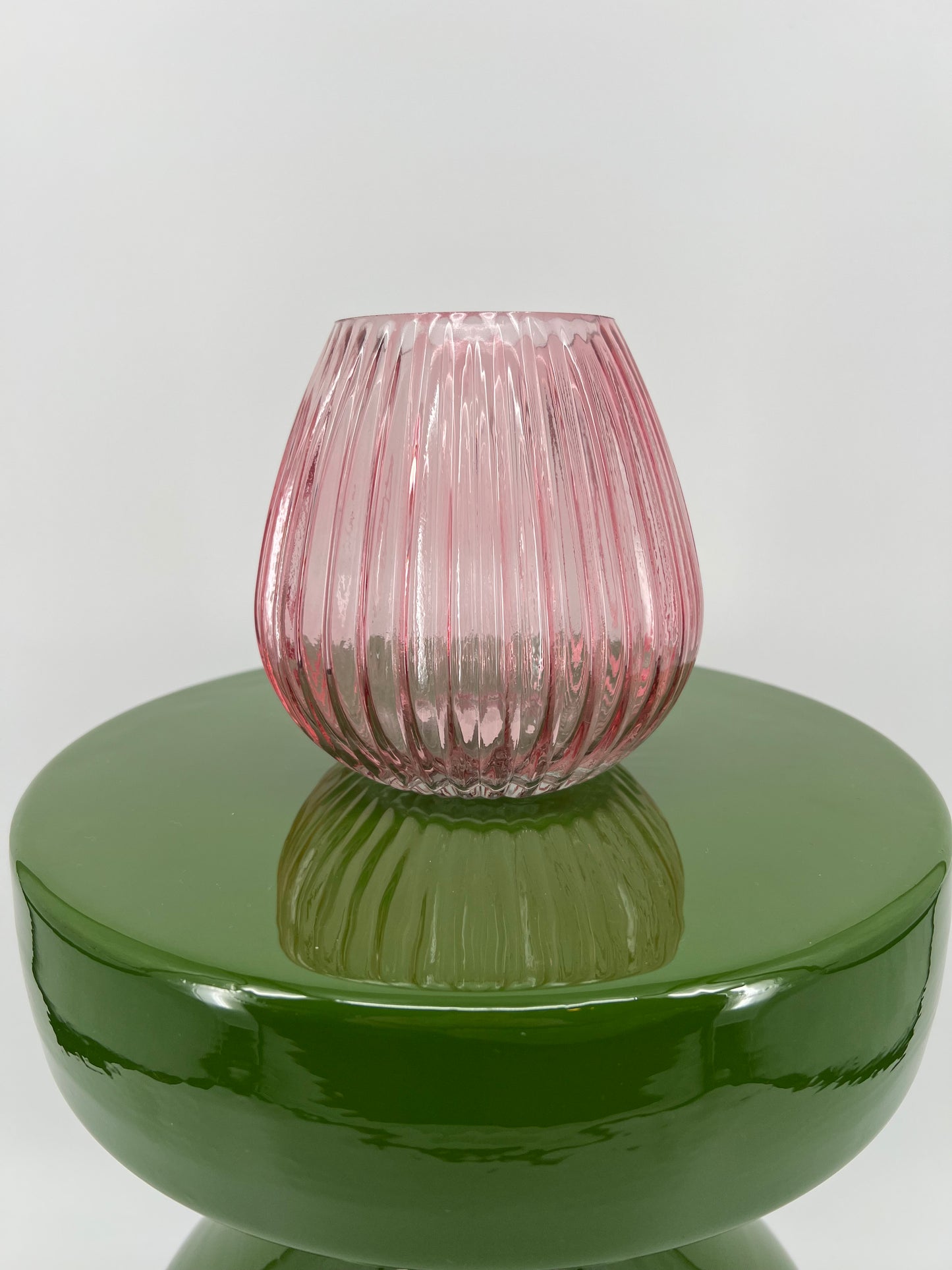 Vaas bol geribbeld helder roze, 14cm