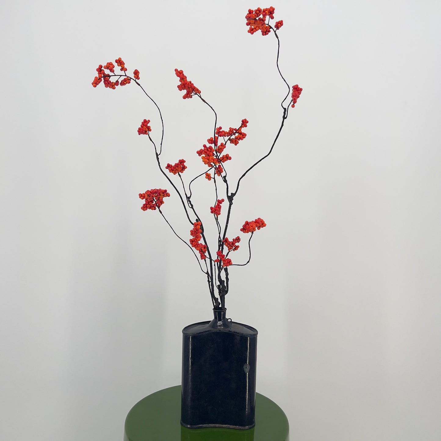 Heupfles van Raw Materials A'dam met kunst bloesem/bessentak(ken), 40/70cm