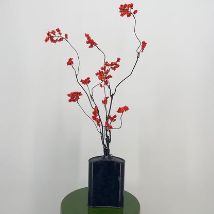 Heupfles van Raw Materials A'dam met kunst bloesem/bessentak(ken), 40/70cm