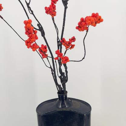 Heupfles van Raw Materials A'dam met kunst bloesem/bessentak(ken), 40/70cm