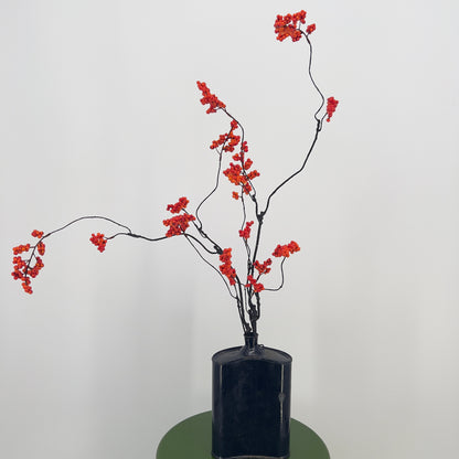 Heupfles van Raw Materials A'dam met kunst bloesem/bessentak(ken), 40/70cm