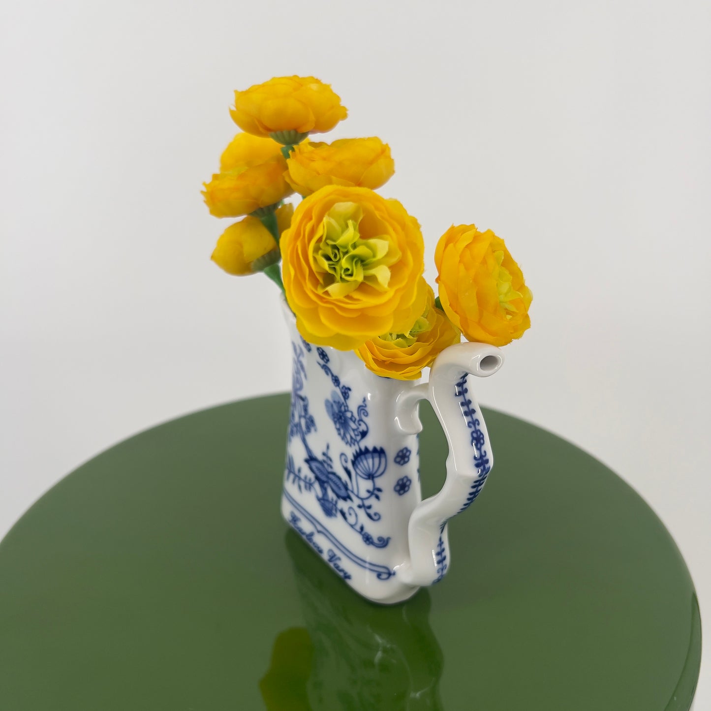 Exclusief vintage Zwiebelmuster porselein gietertje met ranonkeltjes, 18cm