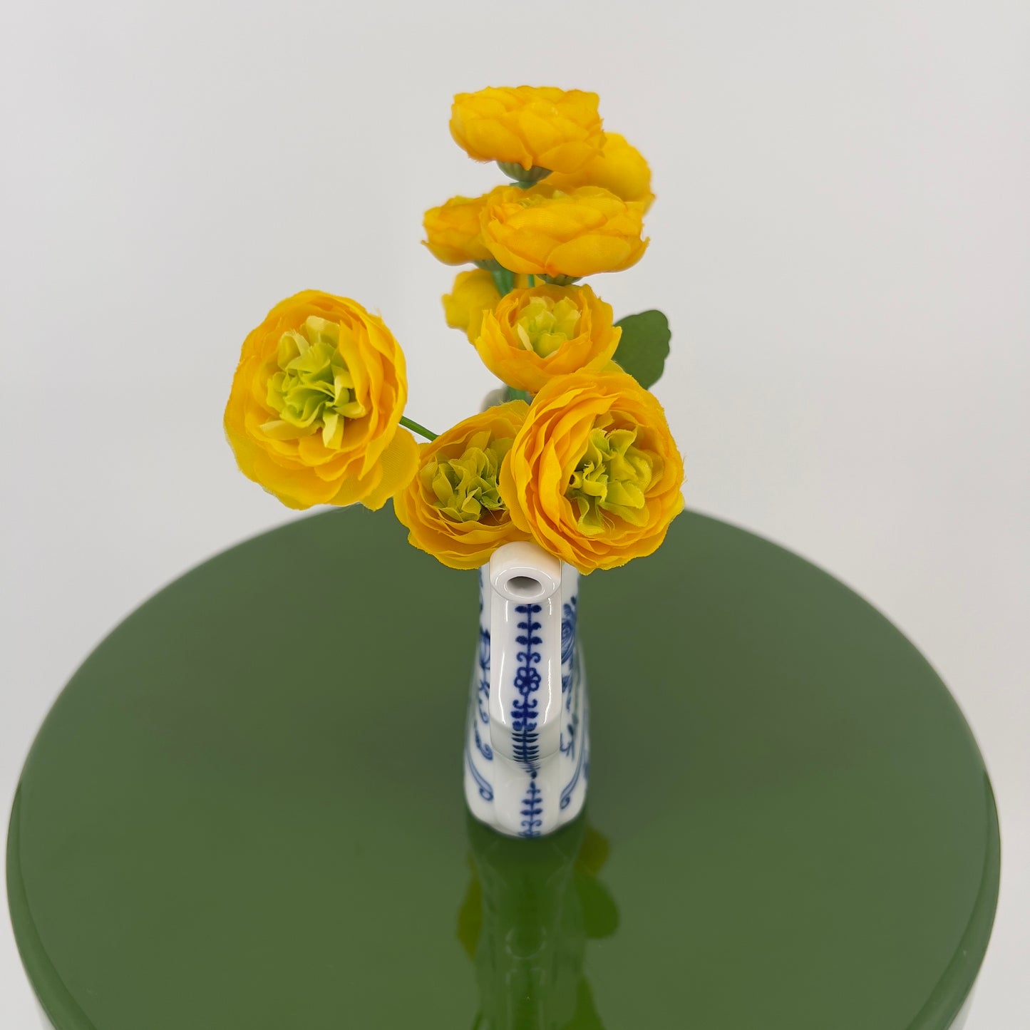 Exclusief vintage Zwiebelmuster porselein gietertje met ranonkeltjes, 18cm