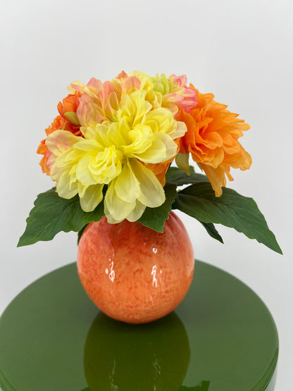 Vrolijk sinaasappelvaasje met kunst-zijdebloemen Dahlia's "Zonnefleur", 24cm
