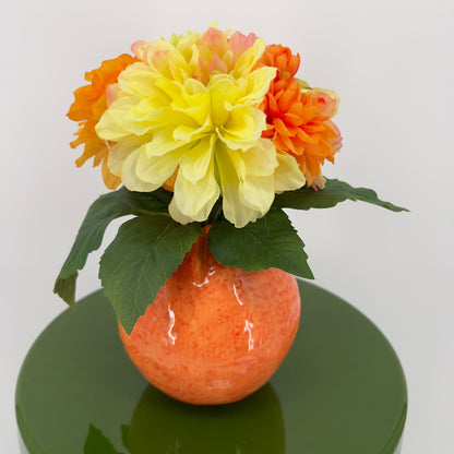Vrolijk sinaasappelvaasje met kunst-zijdebloemen Dahlia's "Zonnefleur", 24cm